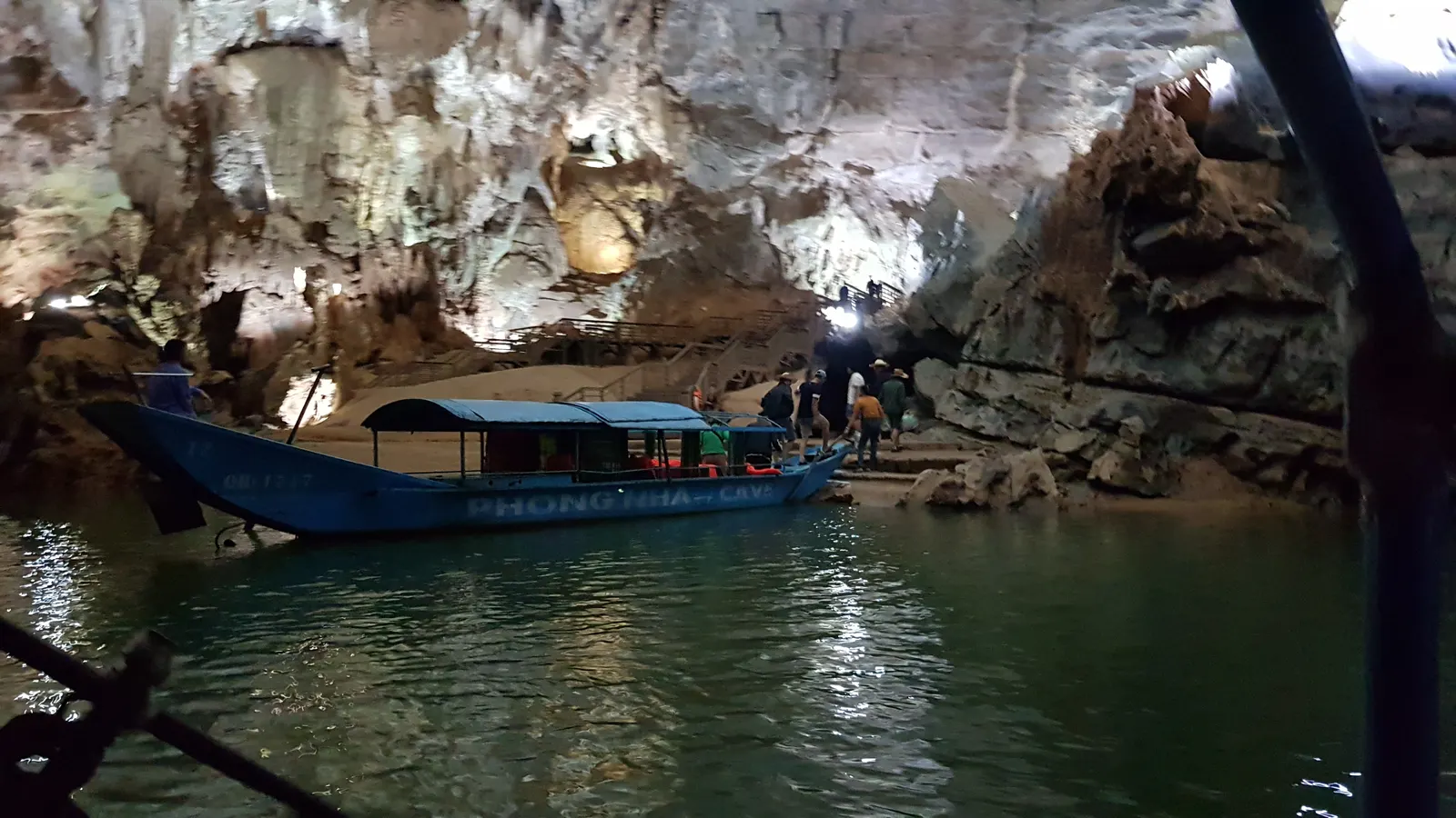 Ausflugsboot auf dem unterirdischen Fluss in der Phong-Nha-Höhle in Vietnam