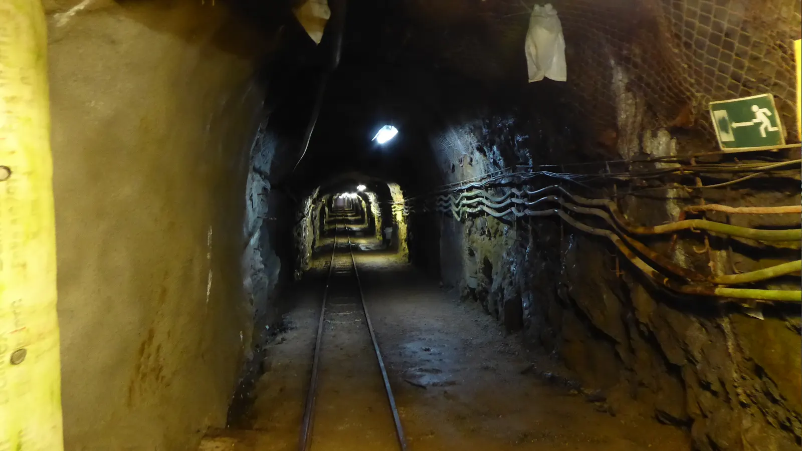 Besucherbergwerk in Deutschland: beleuchteter Grubenweg mit Schienen im Rammelsberg bei Goslar